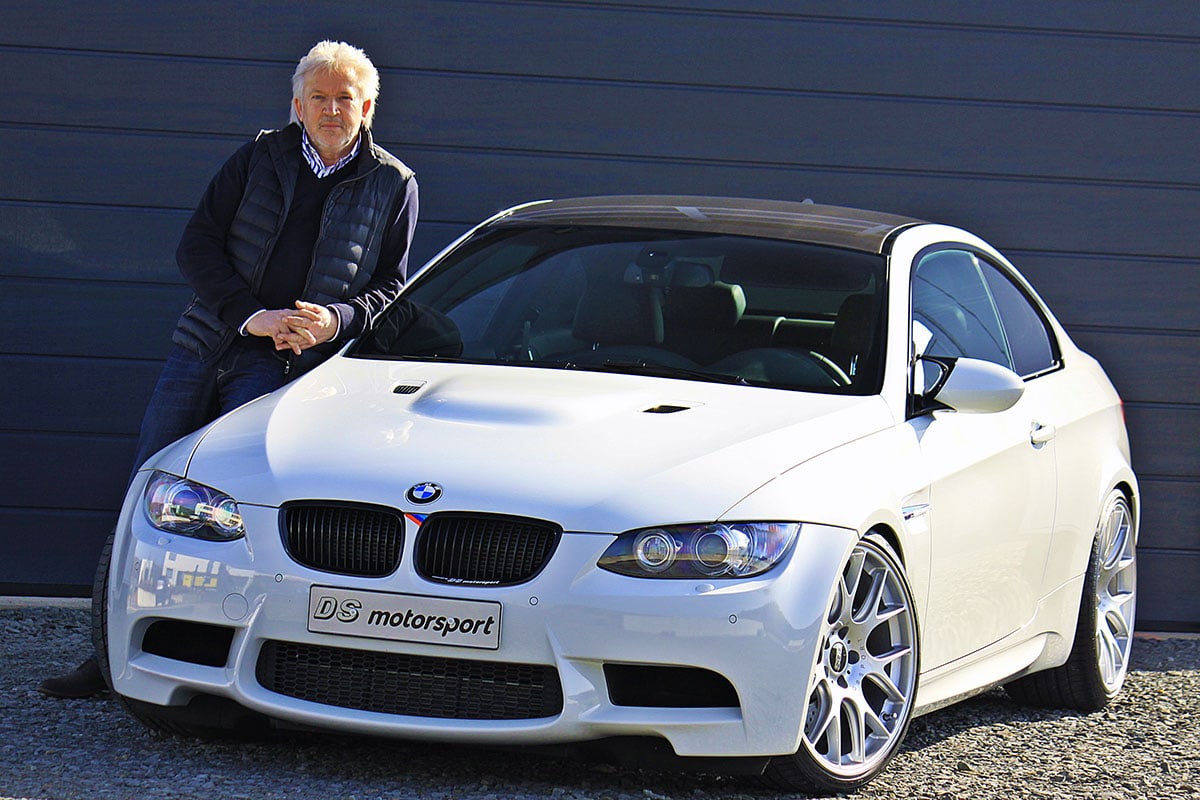 Lothar Daub mit einem BMW nach dem Tuning